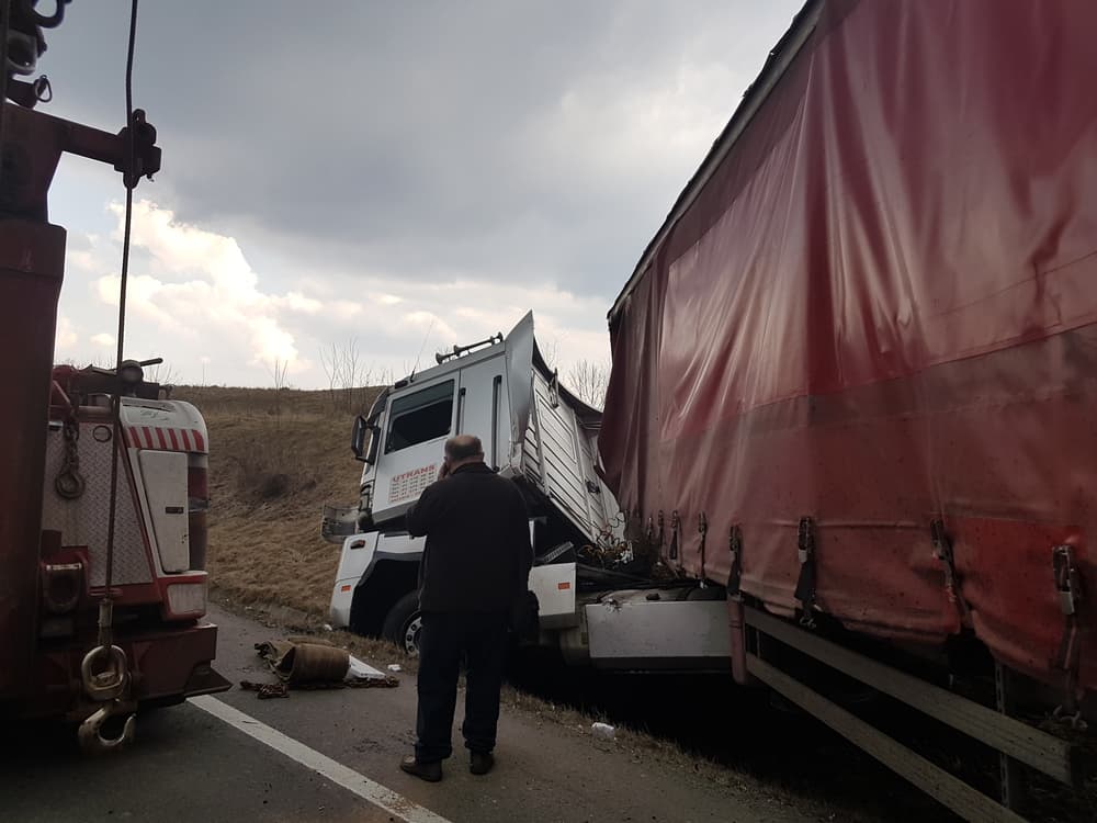 Collision of two large trucks due to illegal overtaking, resulting in material damages only, no human casualties.