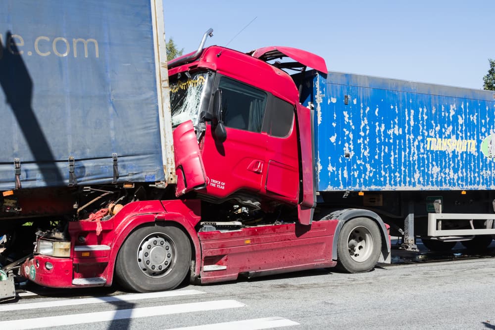 The Iveco truck driver brakes suddenly while the Scania driver fails to maintain a safe distance, resulting in a collision.