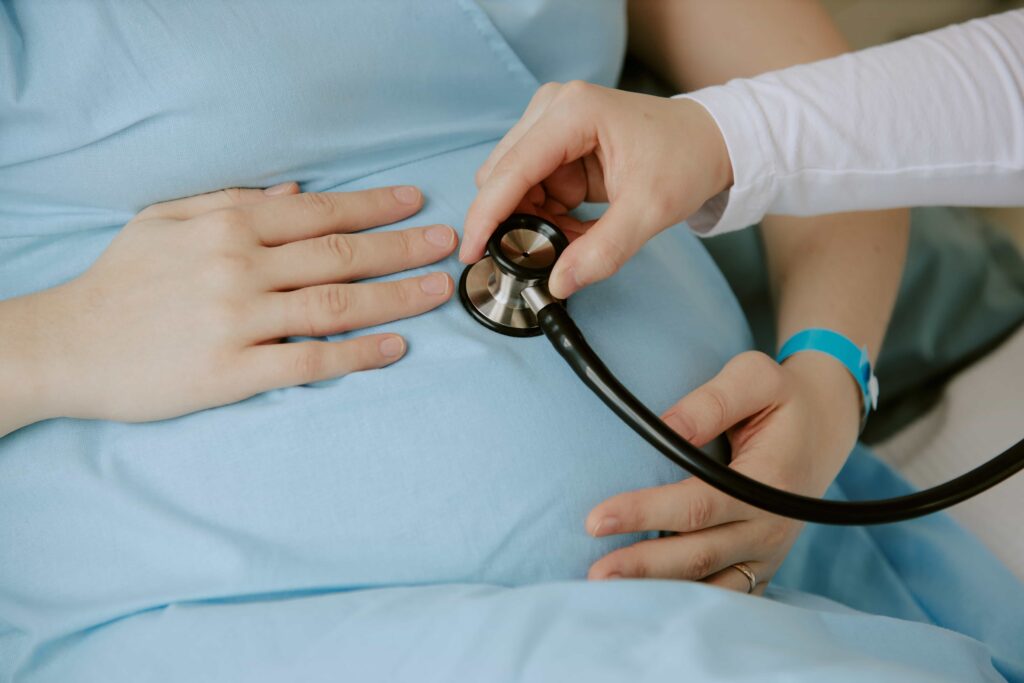 pregnant women consulting doctor